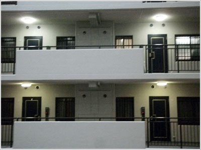 下段：従来蛍光灯／上段：交換後のLED照明