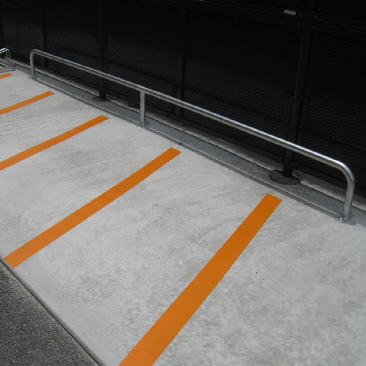 輪留めパイプ取付